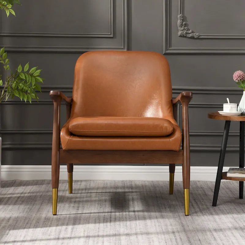 Fauteuil de salon en similicuir de style médiéval avec assise rembourrée, cadre en bois massif et pieds en laiton.