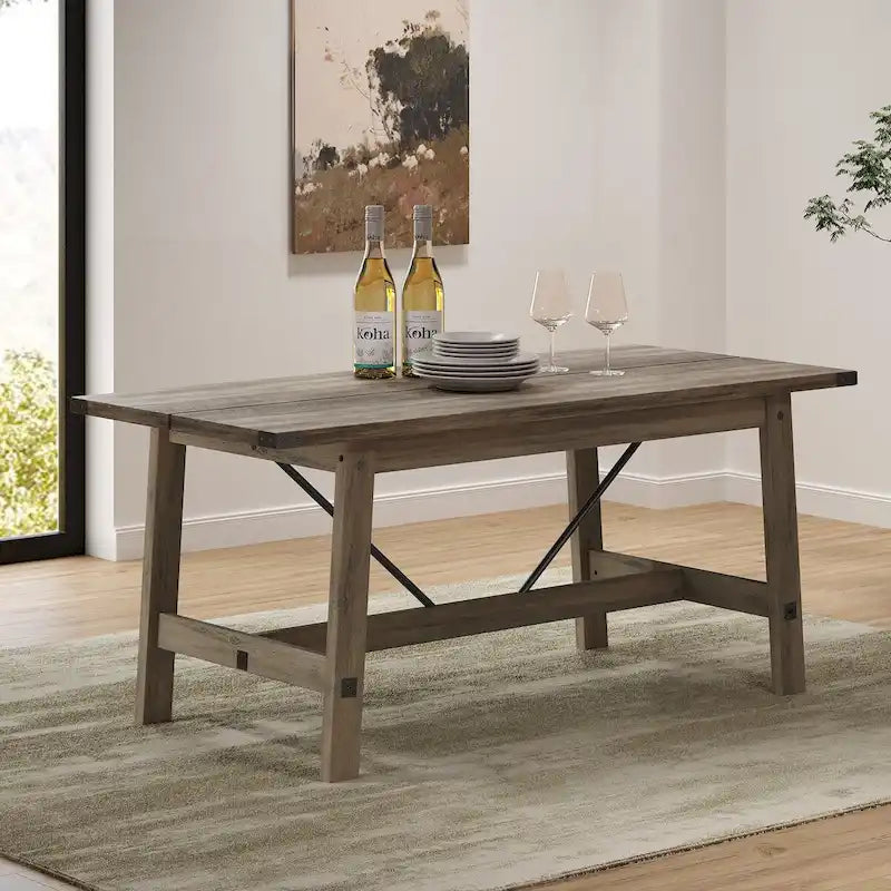 Une cuisine moderne de style campagnard et une table à manger pouvant accueillir 6 personnes.
