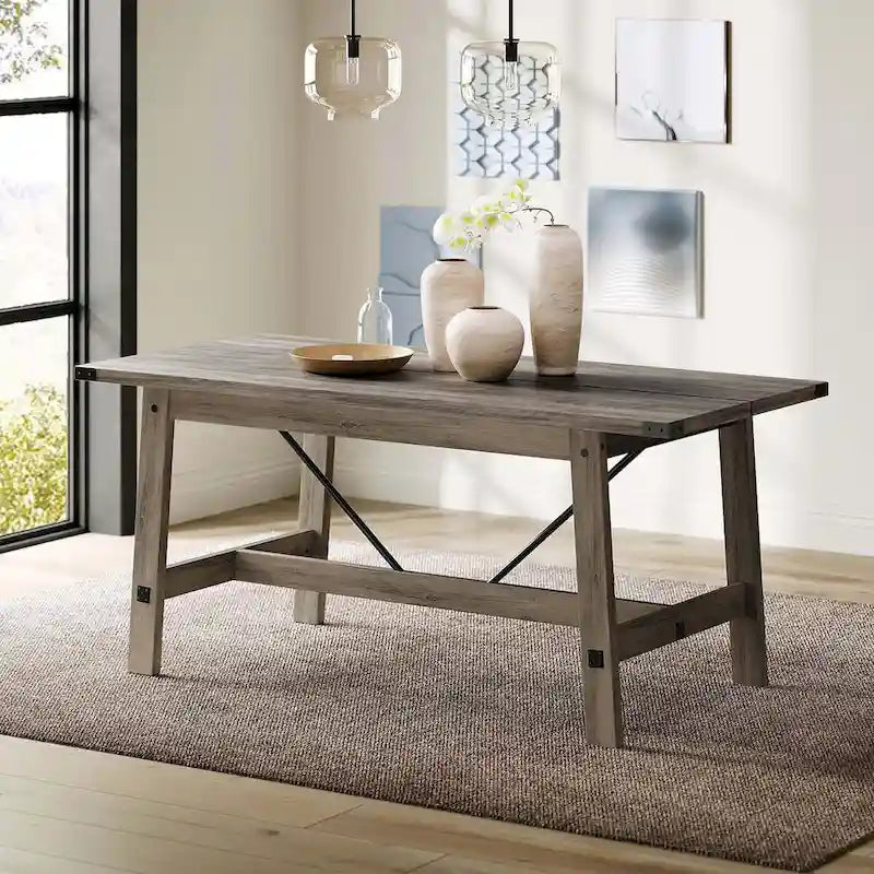 Une cuisine moderne de style campagnard et une table à manger pouvant accueillir 6 personnes.