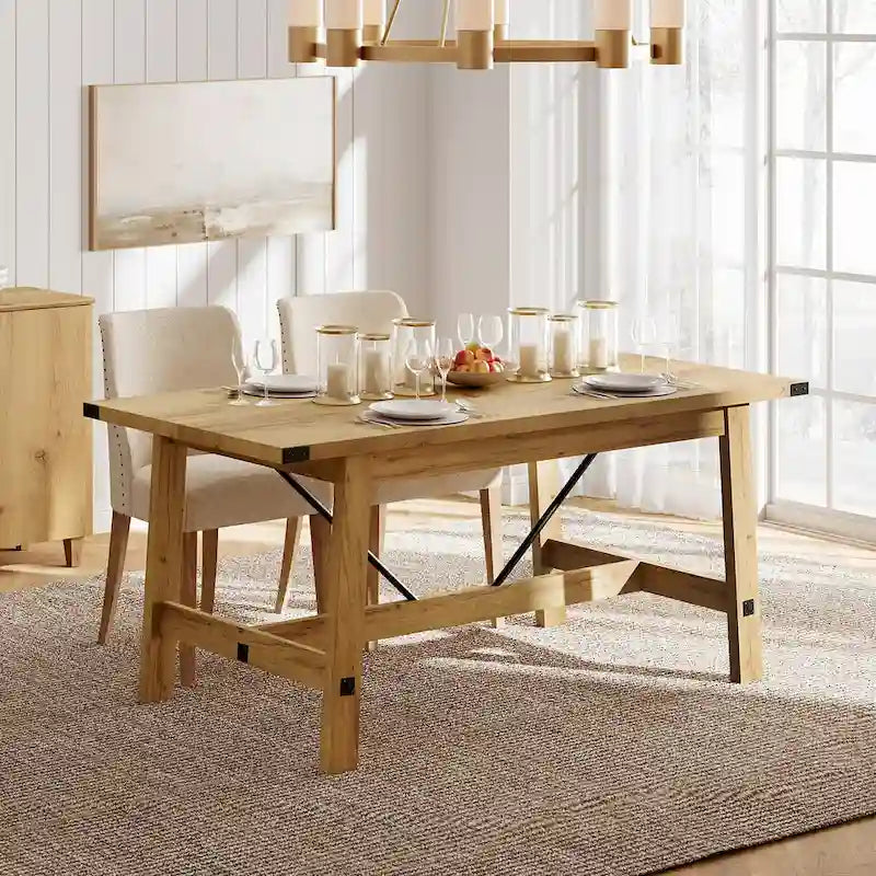 Une cuisine moderne de style campagnard et une table à manger pouvant accueillir 6 personnes.