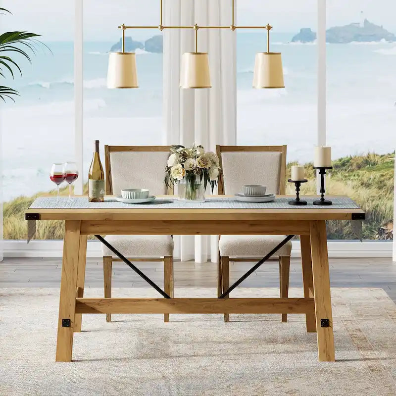 Une cuisine moderne de style campagnard et une table à manger pouvant accueillir 6 personnes.