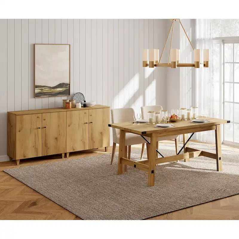 Une cuisine moderne de style campagnard et une table à manger pouvant accueillir 6 personnes.