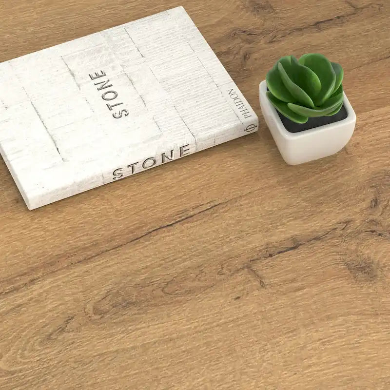 Une cuisine moderne de style campagnard et une table à manger pouvant accueillir 6 personnes.