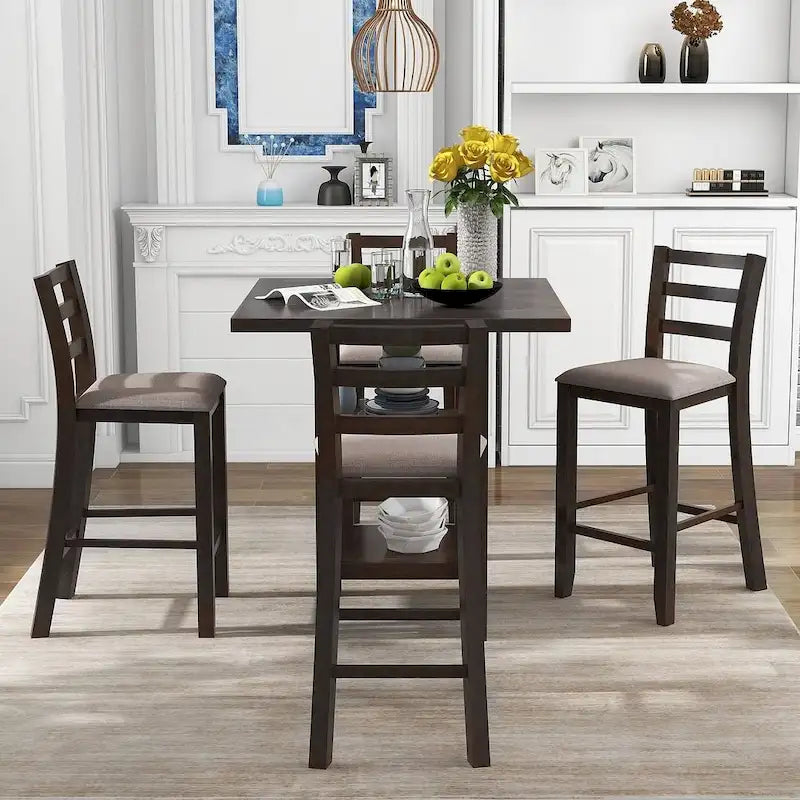 Comptoir de bar et ensemble de chaises en bois, avec chaises rembourrées et étagères de rangement.