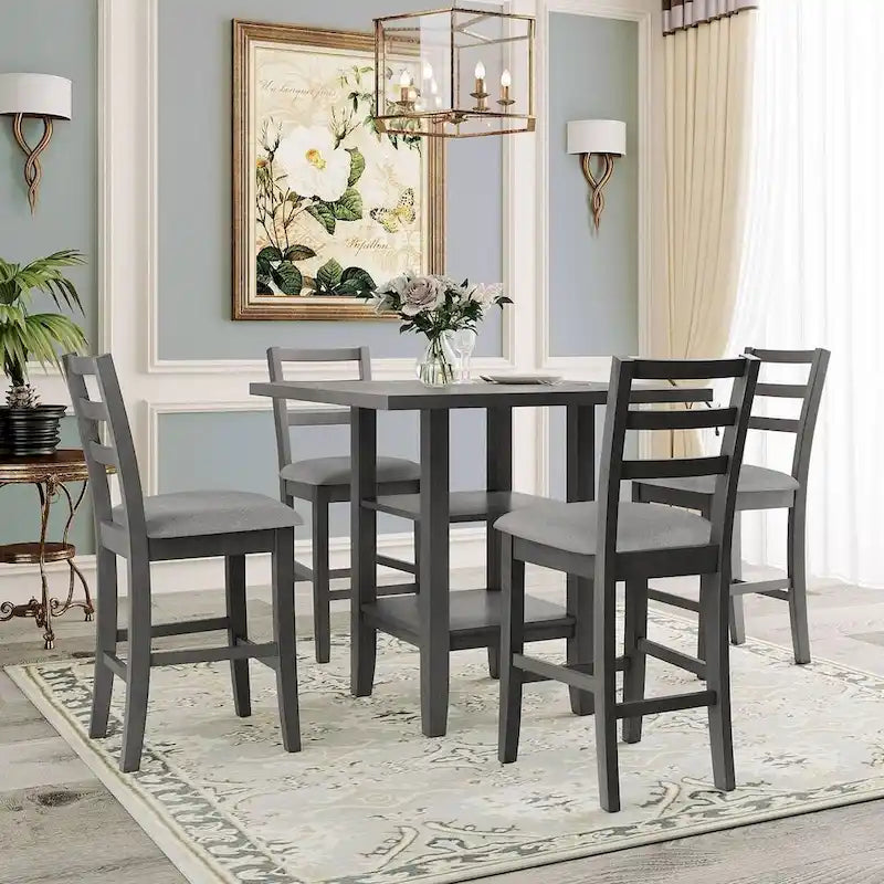 Comptoir de bar et ensemble de chaises en bois, avec chaises rembourrées et étagères de rangement.