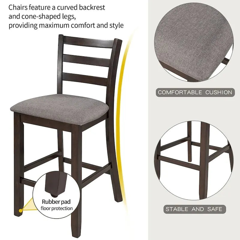 Comptoir de bar et ensemble de chaises en bois, avec chaises rembourrées et étagères de rangement.