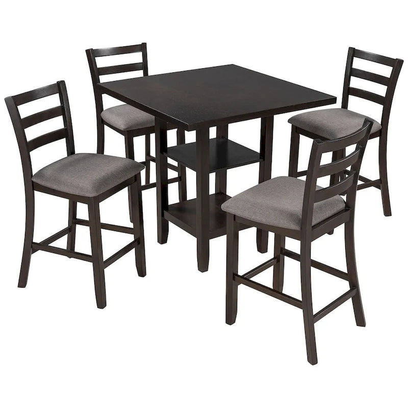 Comptoir de bar et ensemble de chaises en bois, avec chaises rembourrées et étagères de rangement.
