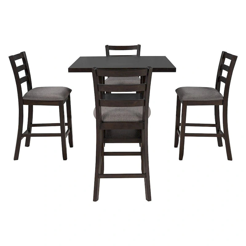 Comptoir de bar et ensemble de chaises en bois, avec chaises rembourrées et étagères de rangement.