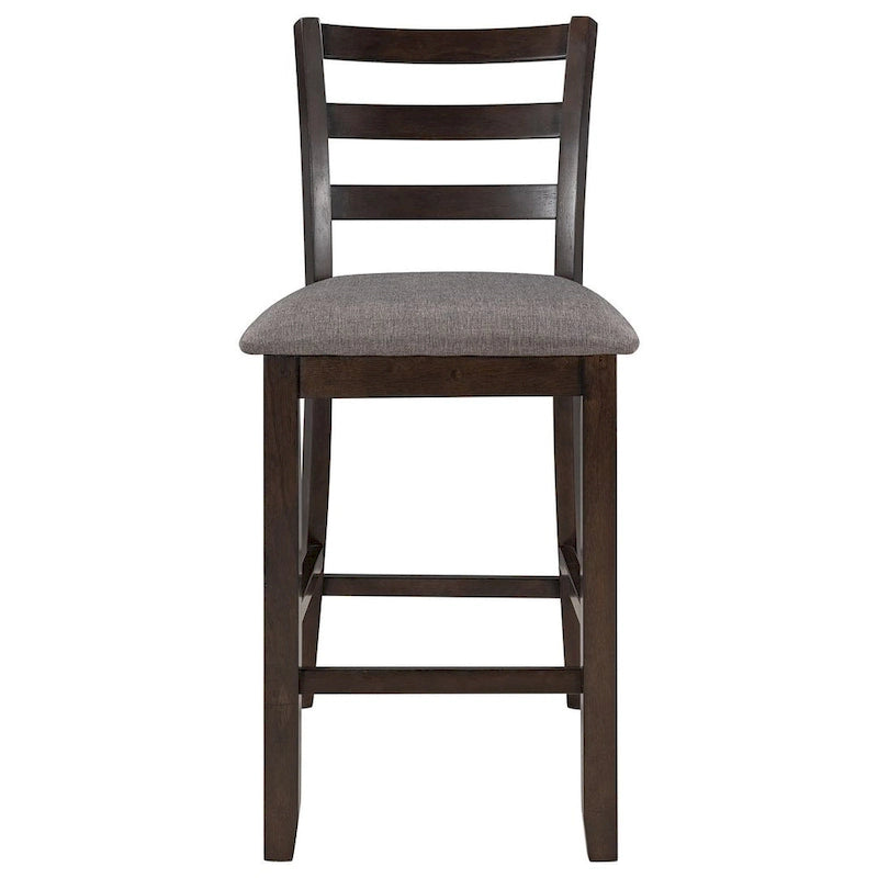 Comptoir de bar et ensemble de chaises en bois, avec chaises rembourrées et étagères de rangement.
