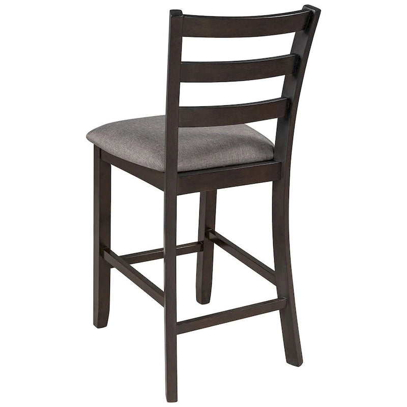 Comptoir de bar et ensemble de chaises en bois, avec chaises rembourrées et étagères de rangement.