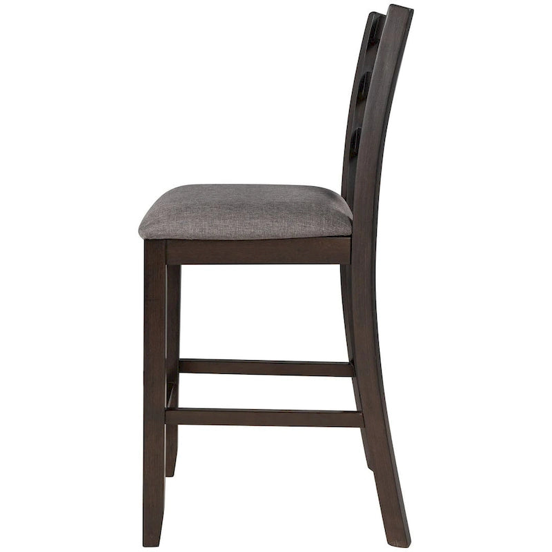 Comptoir de bar et ensemble de chaises en bois, avec chaises rembourrées et étagères de rangement.
