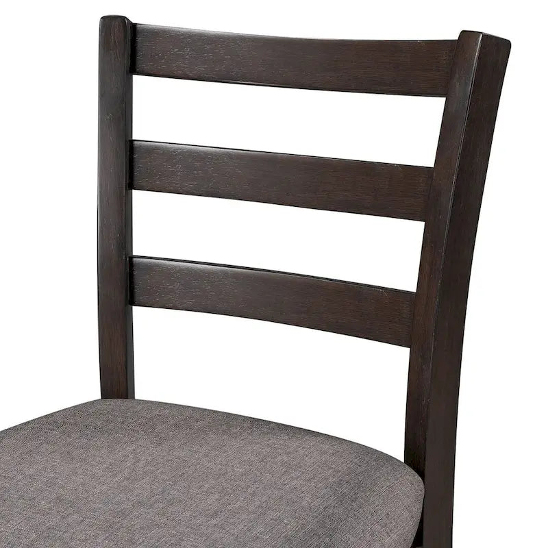 Comptoir de bar et ensemble de chaises en bois, avec chaises rembourrées et étagères de rangement.