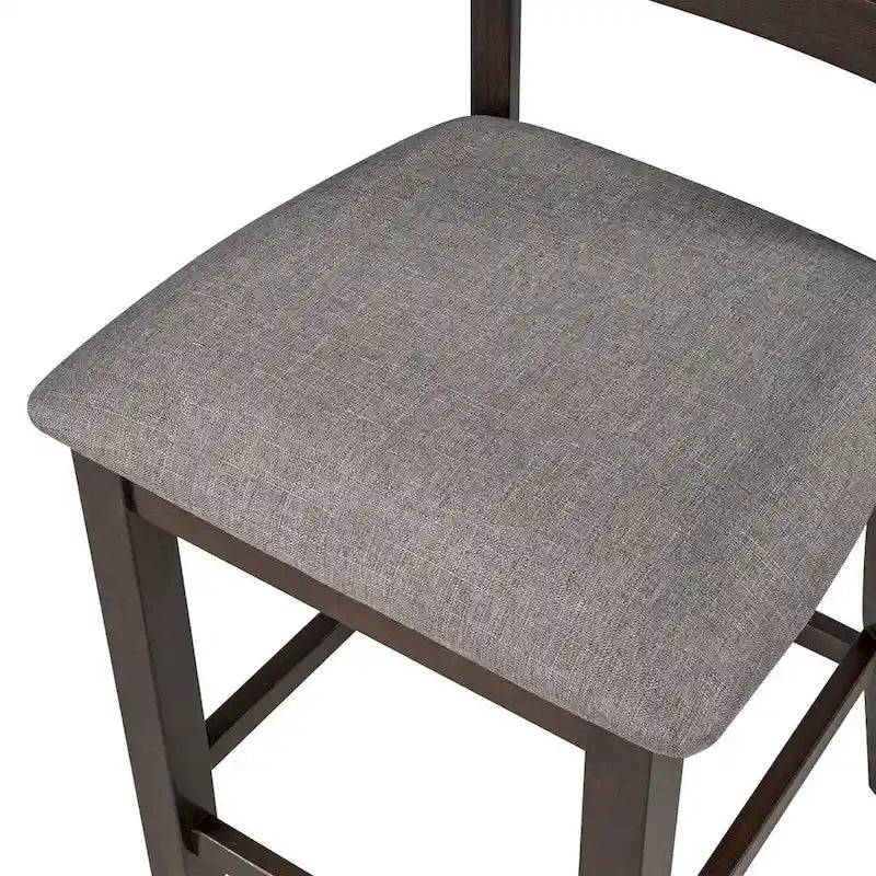 Comptoir de bar et ensemble de chaises en bois, avec chaises rembourrées et étagères de rangement.