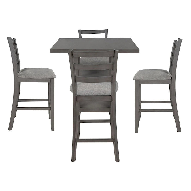 Comptoir de bar et ensemble de chaises en bois, avec chaises rembourrées et étagères de rangement.