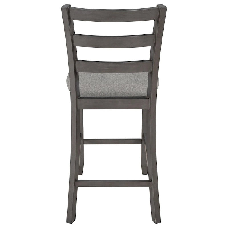 Comptoir de bar et ensemble de chaises en bois, avec chaises rembourrées et étagères de rangement.