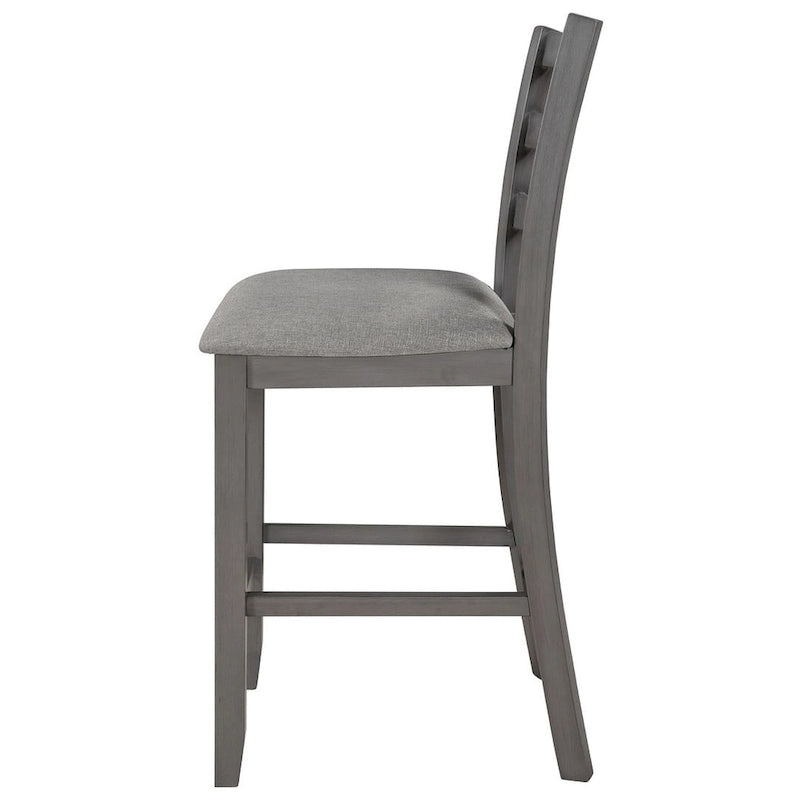 Comptoir de bar et ensemble de chaises en bois, avec chaises rembourrées et étagères de rangement.