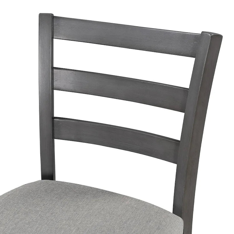 Comptoir de bar et ensemble de chaises en bois, avec chaises rembourrées et étagères de rangement.