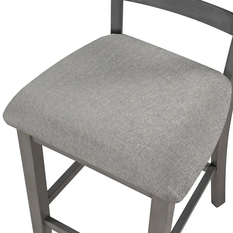 Comptoir de bar et ensemble de chaises en bois, avec chaises rembourrées et étagères de rangement.